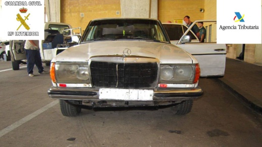 بالصور.. العثور على كمية مهمة من "الحشيش" داخل سيارة نفعية بمعبر بني نصار