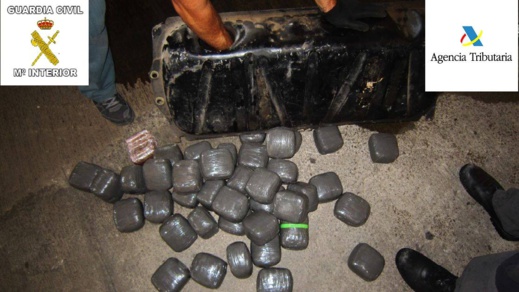 بالصور.. العثور على كمية مهمة من "الحشيش" داخل سيارة نفعية بمعبر بني نصار