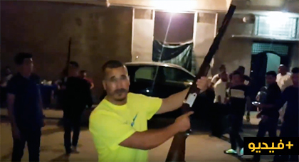 بالفيديو.. جزائريون يحيون "ناصر الزفزافي" بطلقات نارية بالفيديو.. جزائريون يحيون "ناصر الزفزافي" بطلقات نارية