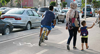 مواطنون يتساءلون عن جدوى تخصيص ممر طرقي للدراجات الهوائية يستعمله الراجلون وسط الناظور مواطنون يتساءلون عن جدوى تخصيص ممر طرقي للدراجات الهوائية يستعمله الراجلون وسط الناظور