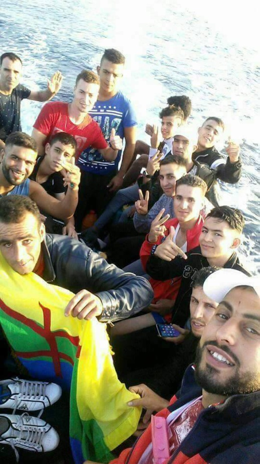 بالفيديو : نشطاء "حراكيون" يركبون قوارب الموت بحثا عن الفردوس الاروبي بالفيديو : نشطاء "حراكيون" يركبون قوارب الموت بحثا عن الفردوس الاروبي