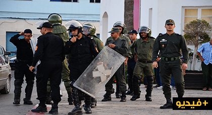 قوات الأمن تمنع وقفة للحراكيين بعد إجلائهم من ساحة التحرير وسط الناظور قوات الأمن تمنع وقفة للحراكيين بعد إجلائهم من ساحة التحرير وسط الناظور