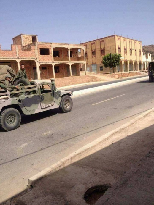 مثير بالفيديو.. آليات حربية في طريقها إلى الحسيمة تثير تساؤلات الفايسبوكيين مثير بالفيديو.. آليات حربية في طريقها إلى الحسيمة تثير تساؤلات الفايسبوكيين