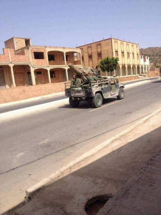 مثير بالفيديو.. آليات حربية في طريقها إلى الحسيمة تثير تساؤلات الفايسبوكيين مثير بالفيديو.. آليات حربية في طريقها إلى الحسيمة تثير تساؤلات الفايسبوكيين