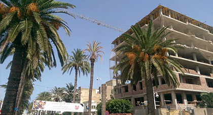 رافعة معلقة في سماء الناظور في وضع مخالف لـ"القانون" تثير مخاوف من تكرار مأساة مقتل عامل بناء بسلوان رافعة معلقة في سماء الناظور في وضع مخالف لـ"القانون" تثير مخاوف من تكرار مأساة مقتل عامل بناء بسلوان