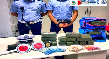 الشرطة الإيطالية تعتقل مغربيين وبحوزتهما مخدرات تقدر بحوالي 600 مليون سنتيم الشرطة الإيطالية تعتقل مغربيين وبحوزتهما مخدرات تقدر بحوالي 600 مليون سنتيم