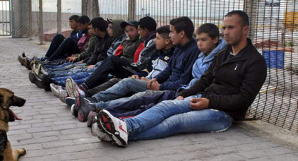 اسبانيا تتعسف على المهاجرين السريين القادمين من المغرب اسبانيا تتعسف على المهاجرين السريين القادمين من المغرب