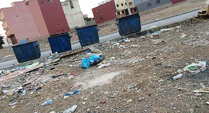 انتشار الأزبال ببني أنصار يغضب الساكنة وأصابع الإتهام تتجه نحو شركة النظافة 