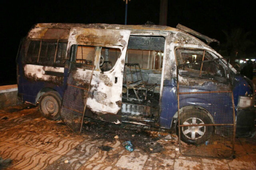 ملثمون يضرمون النار في سيارة أمنية بالحسيمة ساعات بعد دفن جثمان العتابي ملثمون يضرمون النار في سيارة أمنية بالحسيمة ساعات بعد دفن جثمان العتابي