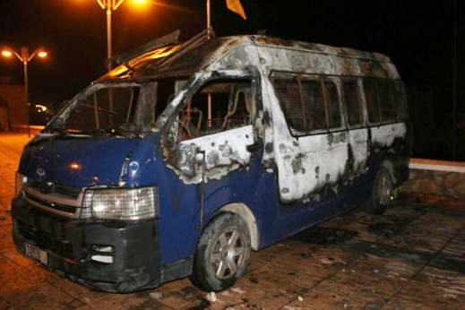 ملثمون يضرمون النار في سيارة أمنية بالحسيمة ساعات بعد دفن جثمان العتابي ملثمون يضرمون النار في سيارة أمنية بالحسيمة ساعات بعد دفن جثمان العتابي