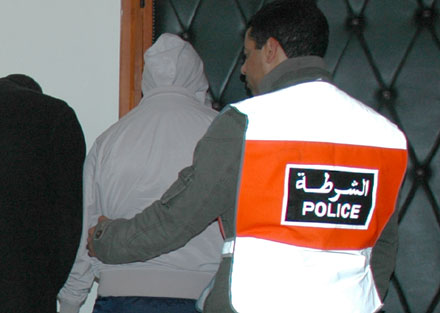 إلقاء القبض على مشتبه في كونه بارونا للمخدرات ببني أنصار إلقاء القبض على مشتبه في كونه بارونا للمخدرات ببني أنصار