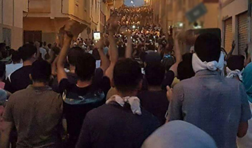 حراكيو "إمزرون" يكسرون الطوق الأمني بعد نجاحهم في تنظيم مسيرتهم السلمية حراكيو "إمزرون" يكسرون الطوق الأمني بعد نجاحهم في تنظيم مسيرتهم السلمية