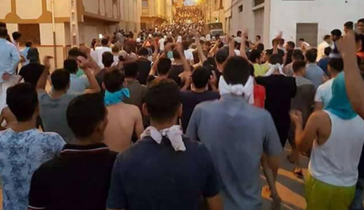 حراكيو "إمزرون" يكسرون الطوق الأمني بعد نجاحهم في تنظيم مسيرتهم السلمية حراكيو "إمزرون" يكسرون الطوق الأمني بعد نجاحهم في تنظيم مسيرتهم السلمية