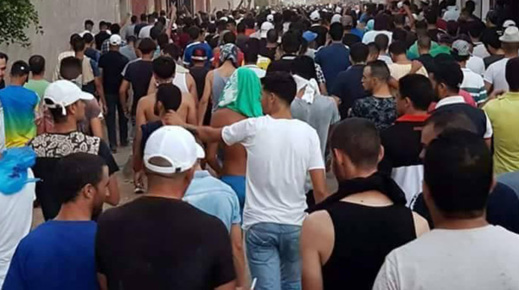 حراكيو "إمزرون" يكسرون الطوق الأمني بعد نجاحهم في تنظيم مسيرتهم السلمية حراكيو "إمزرون" يكسرون الطوق الأمني بعد نجاحهم في تنظيم مسيرتهم السلمية