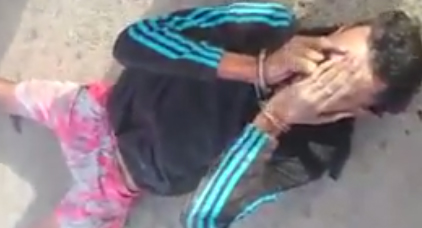 شرطي يستعمل مسدسه لتوقيف شخصين حاولا تعنيف مواطن من أجل السرقة شرطي يستعمل مسدسه لتوقيف شخصين حاولا تعنيف مواطن من أجل السرقة