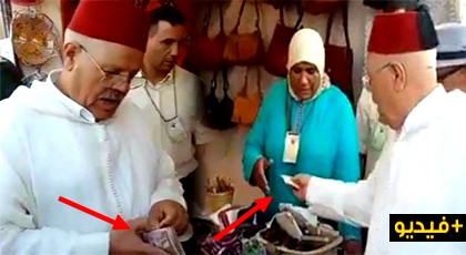 برلماني يوزع أموالا بـ "العلالي" على مشاركين في معرض للصناعة التقليدية برلماني يوزع أموالا بـ "العلالي" على مشاركين في معرض للصناعة التقليدية