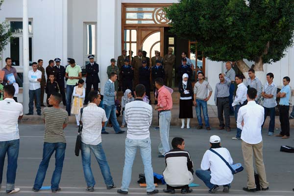 طلبة الكلية المتعددة التخصصات بسلوان يحتجون أمام العمالة للمطالبة بحل مشكل النقل طلبة الكلية المتعددة التخصصات بسلوان يحتجون أمام العمالة للمطالبة بحل مشكل النقل