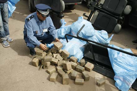 حجز حوالي طن من مخدر الشيرا غرب مدينة الناظور حجز حوالي طن من مخدر الشيرا غرب مدينة الناظور