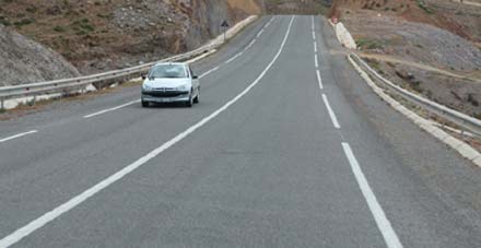 العربات المُستعملة للطريق الساحلي تتعرض لقصف بالحجارة العربات المُستعملة للطريق الساحلي تتعرض لقصف بالحجارة