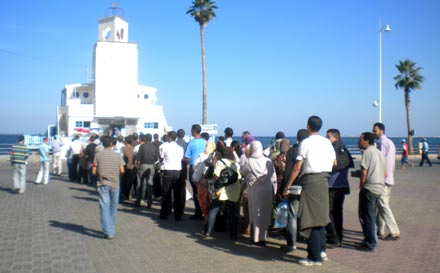 المعطلين بالناظور يسمعون صرخة غضبهم في تجمهر خطابي المعطلين بالناظور يسمعون صرخة غضبهم في تجمهر خطابي