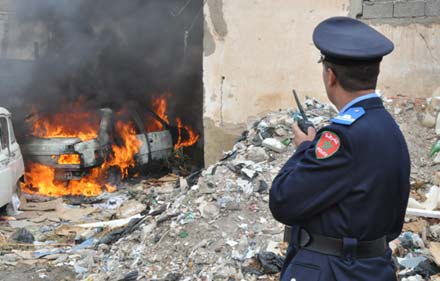 اندلاع حريق مهول في سيارة وسط المدينة  اندلاع حريق مهول في سيارة وسط المدينة