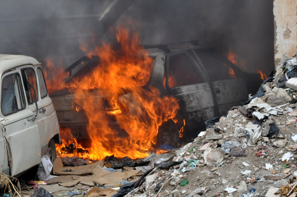 اندلاع حريق مهول في سيارة وسط المدينة  اندلاع حريق مهول في سيارة وسط المدينة