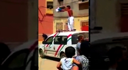 شاهدوا الفيديو.. "مشرمل" يصعد فوق سيارة تابعة للأمن وهو ملطخ بالدماء لهذا السبب شاهدوا الفيديو.. "مشرمل" يصعد فوق سيارة تابعة للأمن وهو ملطخ بالدماء لهذا السبب