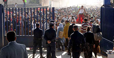 المليليون سيُغلقون المعبر الحدودي احتجاجا على الجمارك المغربية المليليون سيُغلقون المعبر الحدودي احتجاجا على الجمارك المغربية