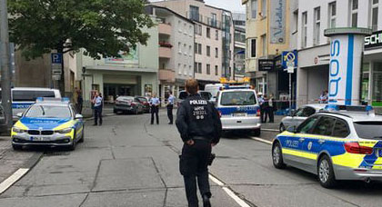 مقتل شخص وإصابة آخرين في حادث طعن وسط الشارع العام بألمانيا مقتل شخص وإصابة آخرين في حادث طعن وسط الشارع العام بألمانيا