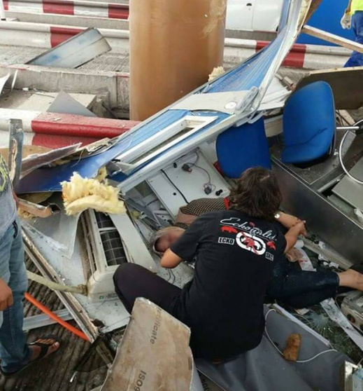 بالصور.. شاحنة تقتلع "مقصورة" الأداء بالطريق السيار وتصيب مستخدمة بجروح خطيرة بالصور.. شاحنة تقتلع "مقصورة" الأداء بالطريق السيار وتصيب مستخدمة بجروح خطيرة