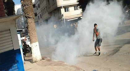 مسؤول بالحسيمة: لقد ضربونا كثيرا يا جلالة الملك ودوخونا بالدخان وتسببوا في وفاة شاب في مقتبل العمر مسؤول بالحسيمة: لقد ضربونا كثيرا يا جلالة الملك ودوخونا بالدخان وتسببوا في وفاة شاب في مقتبل العمر