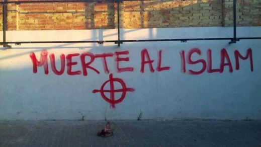 عبارات عنصرية تهدد الجالية المغربية بـ "طاراغونا" بسبب حادث برشلونة الارهابي عبارات عنصرية تهدد الجالية المغربية بـ "طاراغونا" بسبب حادث برشلونة الارهابي