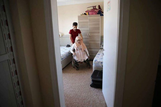 قصة زوج يعتني بزوجته بعد فقدانها لقدميها تثير تعاطف النشطاء على مواقع التواصل قصة زوج يعتني بزوجته بعد فقدانها لقدميها تثير تعاطف النشطاء على مواقع التواصل