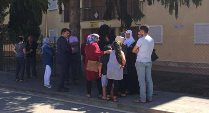القنصل العام للمغرب بـ "خيرونا" يجتمع بعائلات منفذي الهجمات الإرهابية باسبانيا
