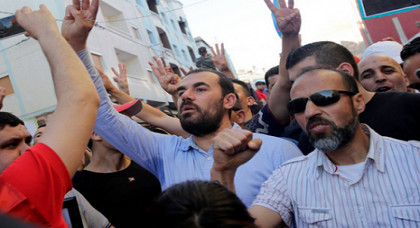 الزفزافي ورفاقه المعتقلين بعكاشة يمتنعون عن الخروج للفسحة ووالده يصرح: يحذونا الأمل قبيل العيد الزفزافي ورفاقه المعتقلين بعكاشة يمتنعون عن الخروج للفسحة ووالده يصرح: يحذونا الأمل قبيل العيد