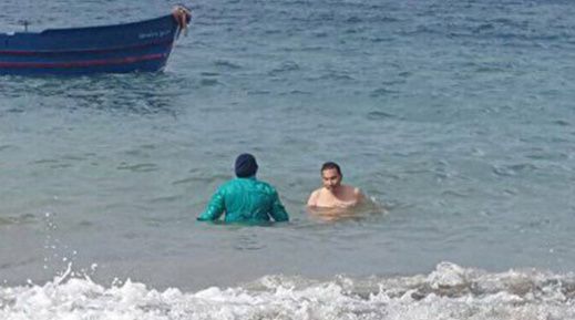 الوزير مصطفى الخلفي وزوجته يستمتعان بمياه البحر في عطلة لم تدم طويلا الوزير مصطفى الخلفي وزوجته يستمتعان بمياه البحر في عطلة لم تدم طويلا