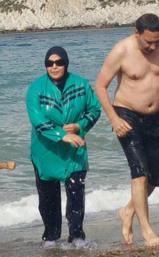 الوزير مصطفى الخلفي وزوجته يستمتعان بمياه البحر في عطلة لم تدم طويلا