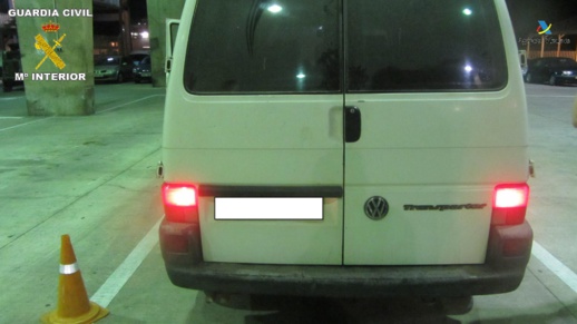 بالصور.. إعتقال مغربي حاول تهريب كمية مهمة من المخدرات داخل تجاويف سيارته بميناء مليلية بالصور.. إعتقال مغربي حاول تهريب كمية مهمة من المخدرات داخل تجاويف سيارته بميناء مليلية