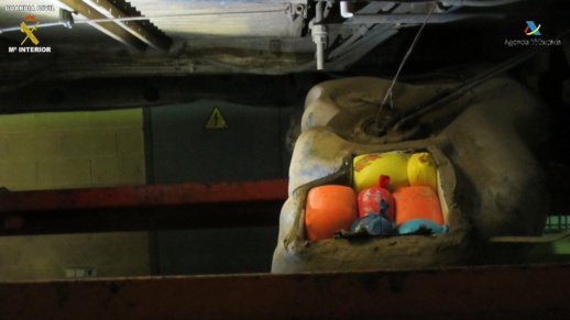 بالصور.. إعتقال مغربي حاول تهريب كمية مهمة من المخدرات داخل تجاويف سيارته بميناء مليلية بالصور.. إعتقال مغربي حاول تهريب كمية مهمة من المخدرات داخل تجاويف سيارته بميناء مليلية