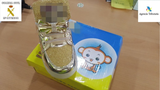 بالصور.. حجز أزيد من 40 ألف قطعة من الملابس والأحذية المزورة كانت في طريقها الى المغرب عبر مليلية بالصور.. حجز أزيد من 40 ألف قطعة من الملابس والأحذية المزورة كانت في طريقها الى المغرب عبر مليلية