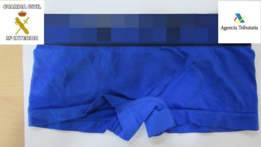 بالصور.. حجز أزيد من 40 ألف قطعة من الملابس والأحذية المزورة كانت في طريقها الى المغرب عبر مليلية بالصور.. حجز أزيد من 40 ألف قطعة من الملابس والأحذية المزورة كانت في طريقها الى المغرب عبر مليلية