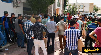 نشطاء يحتجون أمام المحكمة الإبتدائية تزامنا مع جلسة معتقلي العروي نشطاء يحتجون أمام المحكمة الإبتدائية تزامنا مع جلسة معتقلي العروي