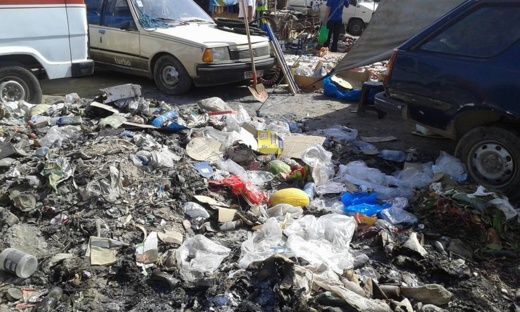 بالصور.. الإنتشار المهول للنفايات وسط السوق الأسبوعي برأس الماء يثير إستياء المواطنين بالصور.. الإنتشار المهول للنفايات وسط السوق الأسبوعي برأس الماء يثير إستياء المواطنين