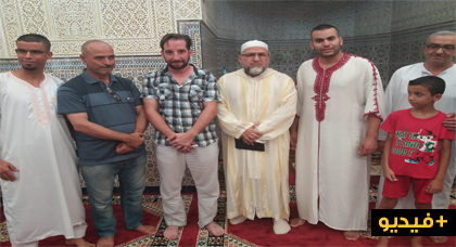 بالفيديو.. تأثر وسط المصلين بعد إعلان إسباني إسلامه بمسجد عبد الكريم الخطابي بالناظور بالفيديو.. تأثر وسط المصلين بعد إعلان إسباني إسلامه بمسجد عبد الكريم الخطابي بالناظور