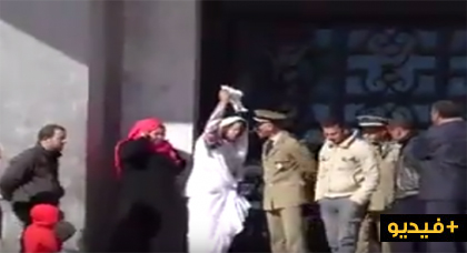 بالفيديو.. مواطن يرتدي كفنا ويحتج بطريقة مثيرة على عزيز الرباح بالفيديو.. مواطن يرتدي كفنا ويحتج بطريقة مثيرة على عزيز الرباح