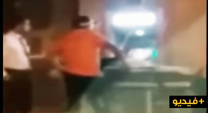 فضيحة.. سيارة إسعاف تنقل مريضا بسريره إلى شباك بنكي ليحضر معه نقوده إلى المستشفى فضيحة.. سيارة إسعاف تنقل مريضا بسريره إلى شباك بنكي ليحضر معه نقوده إلى المستشفى