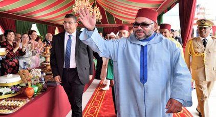 القصر يطالب بعدم تقبيل يد الملك محمد السادس القصر يطالب بعدم تقبيل يد الملك محمد السادس