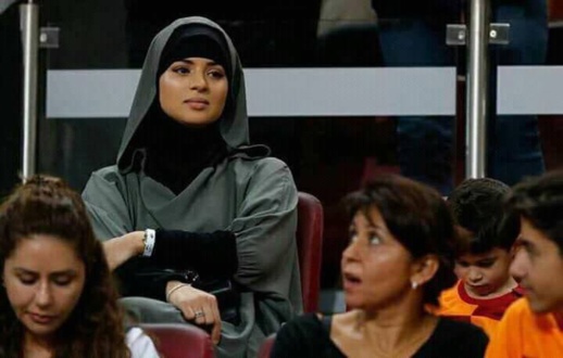 زوجة الدولي المغربي "يونس بلهندة" تشعل مواقع التواصل الإجتماعي زوجة الدولي المغربي "يونس بلهندة" تشعل مواقع التواصل الإجتماعي