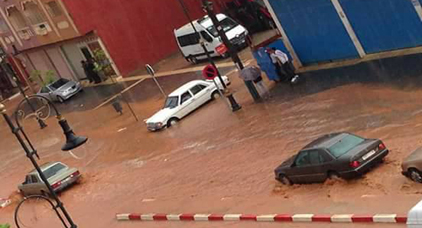 جماعة بني بوعياش تستنفر عمالها لإنقاذ المدينة من الغرق جماعة بني بوعياش تستنفر عمالها لإنقاذ المدينة من الغرق