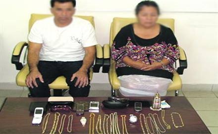 خادمتين ونادل وراء عملية سرقة أموال وحلي ذهبية  من منزل عجوز بالناظور خادمتين ونادل وراء عملية سرقة أموال وحلي ذهبية  من منزل عجوز بالناظور